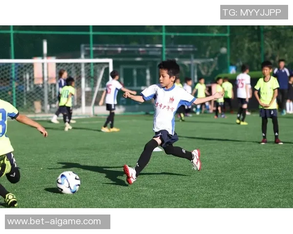 提升足球运动员身体素质的重要性与训练方法探讨